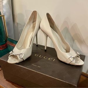 Gucci Leather Horsebit Peep Toe Pumps in Cream/Ivory